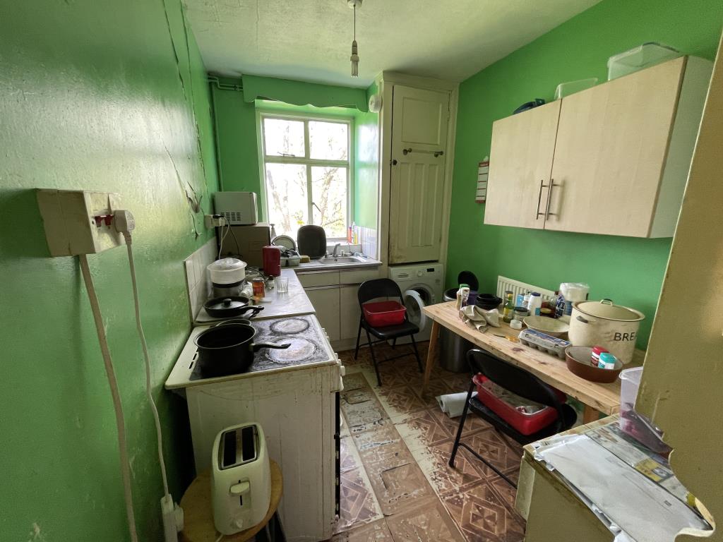 Lot: 96 - TWO-BEDROOM FLAT IN NEED OF MODERNISATION AND IMPROVEMENT - 